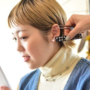 耳つぼジュエリーを選ぶかわいい女子